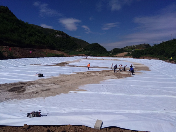 嘉兴甩边糙面土工膜,养生用土工布还是用土工膜图片第7张 嘉兴甩边糙面土工膜,养生用土工布还是用土工膜图片第7张-盈旭土工材料